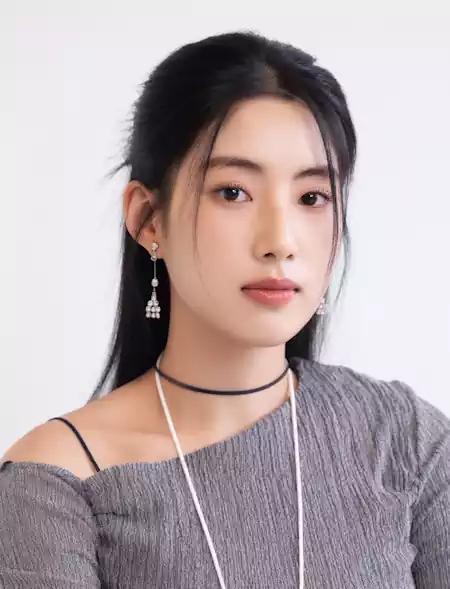 In Your Radiant Season Cast & Characters: Complete K-Drama Guide 13 In Your Radiant Season cast_In Your Radiant Season plot summary2_4_4Jeon Pu-reum_played by Lee Seung-yeon