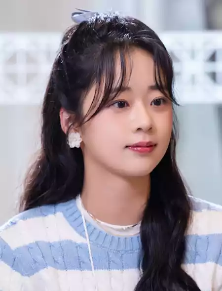 In Your Radiant Season Cast & Characters: Complete K-Drama Guide 14 In Your Radiant Season cast_In Your Radiant Season plot summary2_4_5Kim Sol_played by Yoon Chae-bin