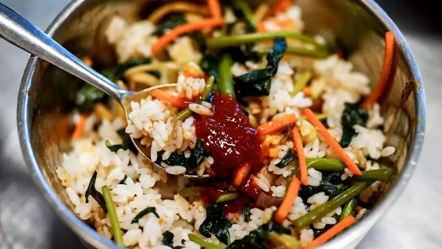 What Is Bibimbap? Meaning, Origins, and Why Koreans Love It (비빔밥) 3 what is bibimbap_korean mixed rice dish5_how to eat bibimbap by mixing rice vegetables and sauce
