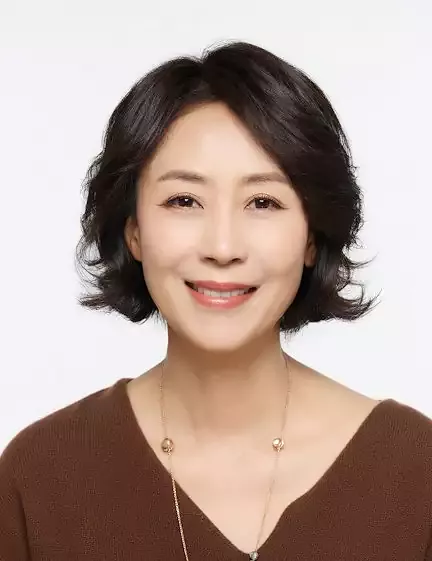 Confused About Phantom Lawyer? Cast, Plot & Full Explanation 12 Phantom Lawyer Cast2_3_3Na-hyun’s Mother_played by Yoon Bok-in